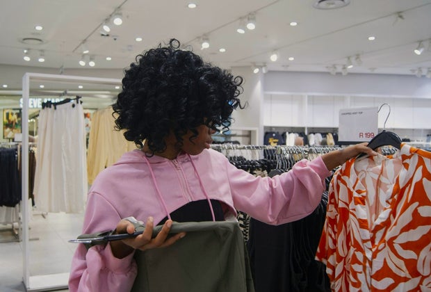 College Student Discounts: Girl Shopping