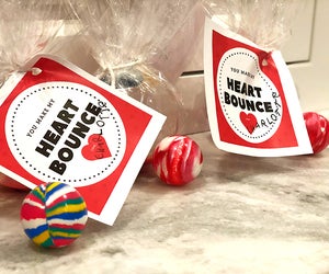 Last minute, easy Valentine's Day cards, here we come. Photo by Ally Noel for Mommy Poppins